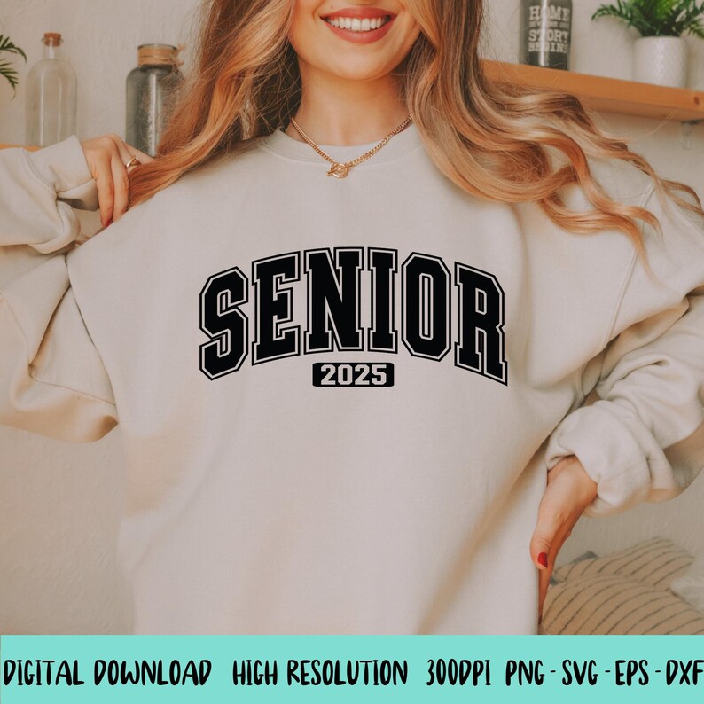 Op de afbeelding: Een wit sweatshirt met zwarte tekst die "SENIOR 2025" zegt.