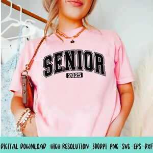 Op de afbeelding: Roze T-shirt met zwarte tekst "Senior 2025".
