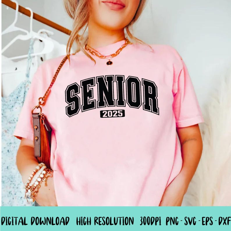 Op de afbeelding: Roze T-shirt met zwarte tekst "Senior 2025".