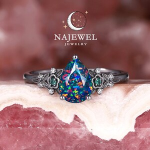 Facettierter schwarzer Feueropal und Diamant-Verlobungsring, rhodinierter 14K Schwarzgold-Smaragd-Ehering, Gothic Pear Black Opal Witchy Promise Ring