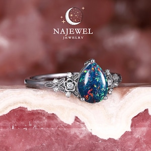Gothic Schwarz Feuer Opal und Diamant Verlobungsring, Pear Cut Multi Feuer Opal Witchy Versprechen Ring, Floral Rhodium 14K Schwarzgold Ehering