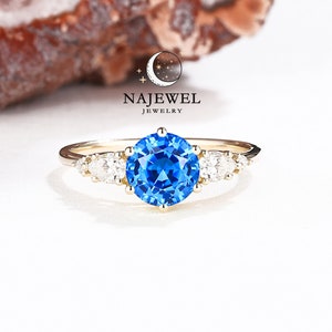 Anel de noivado com espinélio azul cobalto e diamante, anel de promessa redondo com pedra preciosa azul brilhante e vívida, anel de casamento com espinélio azul fogo em ouro amarelo