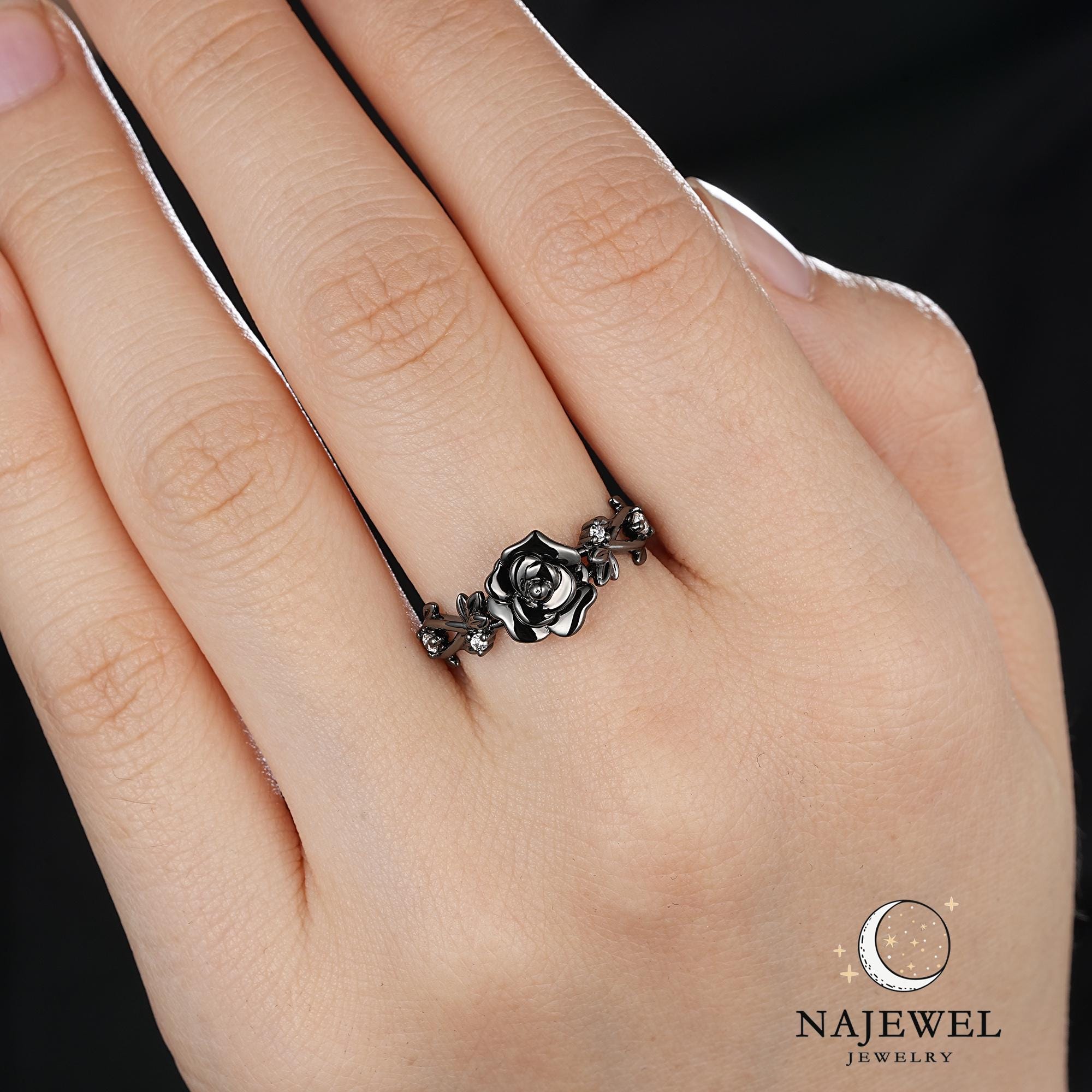 Bague En Rhodium Doré Avec Pierres Noires Azabache En Forme De Fleur - Neuve Avec étiquettes