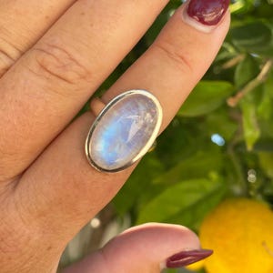 Regenboog maansteenring, massief sterlingzilveren ring, maansteen trouwring, ringen voor vrouwen, ovale maansteen zilveren ring, cadeau voor haar