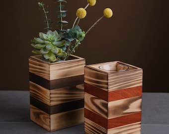 Jarrón de madera Shou Sugi Ban hecho a mano con inserto de vidrio. Cedro con madera dura de nogal o padouk africano.