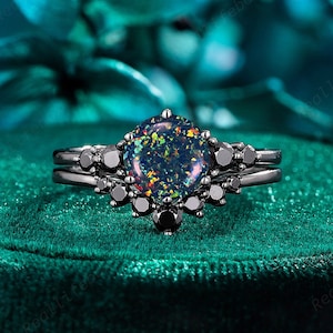 Gothic Runde Schwarz Feueropal Verlobungsring Set, Rhodium Schwarz Gold Multi Feuer Opal Braut Set, Schwarz Opal Witchy Versprechen Ehering Set