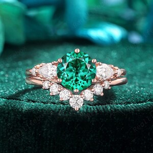 Round Shape Emerald Bridal Set, Vintage 18K Rose Gold Stacking Engagement Ring Set, Unique Green Emerald 5 Stone Promise Ring for Women