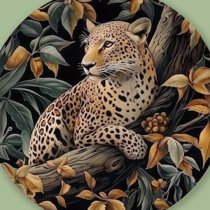 Könnte beinhalten: Ein Leopard mit braunen und schwarzen Flecken sitzt auf einem Baumzweig in einer üppigen Dschungelumgebung. Das Fell des Leoparden ist mit realistischen Markierungen detailliert, und der Hintergrund zeigt leuchtend grüne Blätter und goldenes Laub.