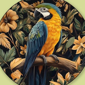 以下が含まれることがあります： 枝に止まっているコンゴウインコの鮮やかなイラスト。周囲には緑豊かな葉と花が描かれています。鳥は明るい黄色と青色の羽毛を持ち、黒い嘴と白い顔をしています。このアートワークは、円形のフレーム内の暗い背景に設定されています。