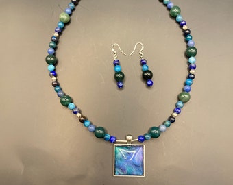 D'un bleu profond : peinture recyclée bleu et sarcelle et ensemble collier et boucles d'oreilles en pierres précieuses