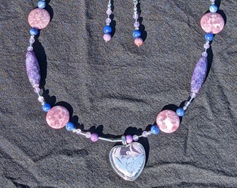 Collier à pendentif coeur OOAK - Cadeau romantique pour votre amour - Pierres précieuses lépidolite et améthyste avec pendentif peint à la main.