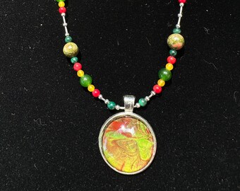 Collier avec pendentif tourbillon vert et rouge argenté peint à la main, serti de séraphinite, unakite, maléchite et jade