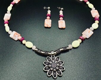 Ensemble de collier floral pastel - cadeau pour elle - bijoux de printemps en pierres précieuses - argent allemand, quartz rose, rhodonite, chrysoprase citronnée
