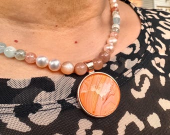 Cadeau d'anniversaire de juin ou mars - Collier de perles, d'aigue-marine et de pierres de soleil et pendentif d'art fluide - Collier de plage - Bijoux de sable et de mer
