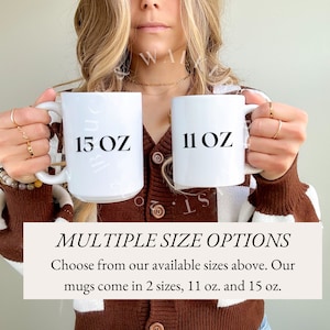 Pode incluir: Duas canecas de cer&acirc;mica branca com texto preto. A caneca &agrave; esquerda diz "15 OZ" e a caneca &agrave; direita diz "11 OZ". O texto "MULTIPLE SIZE OPTIONS" est&aacute; abaixo das canecas. O texto abaixo disso diz "Escolha entre nossos tamanhos dispon&iacute;veis acima. Nossas canecas v&ecirc;m em 2 tamanhos, 11 oz e 15 oz."