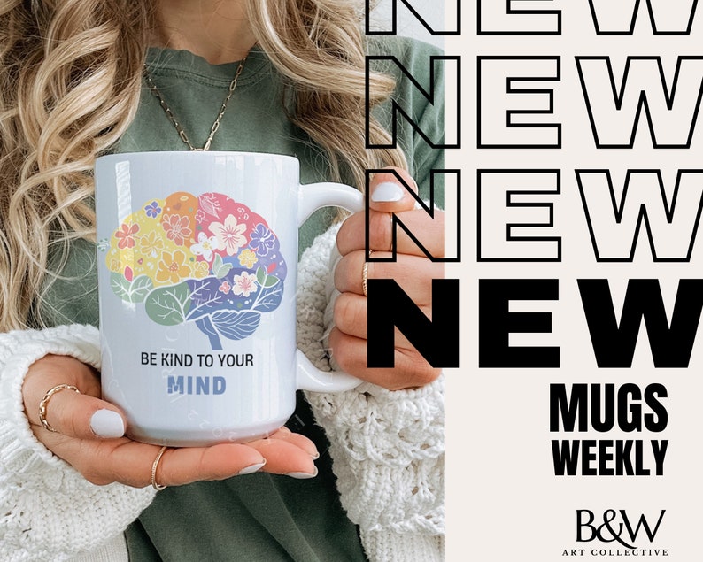Pode incluir: Caneca de cer&acirc;mica branca com um design de c&eacute;rebro colorido e o texto "Be Kind to Your Mind".