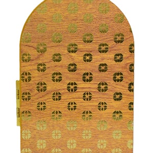 Puede incluir: Una caja de madera con tapa con bisagras. La caja est&aacute; decorada con un patr&oacute;n dorado de peque&ntilde;os c&iacute;rculos y flores. La caja es arqueada en la parte superior.