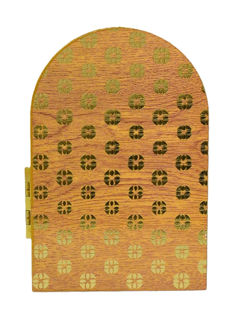 Puede incluir: Una caja de madera con tapa con bisagras. La caja est&aacute; decorada con un patr&oacute;n dorado de peque&ntilde;os c&iacute;rculos y flores. La caja es arqueada en la parte superior.