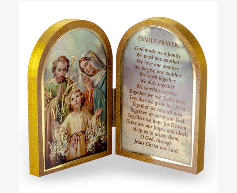 Puede incluir: Una caja de oraci&oacute;n de madera con un frente con bisagras. El frente presenta una imagen de la Sagrada Familia, Mar&iacute;a, Jos&eacute; y Jes&uacute;s. La parte posterior de la caja tiene una oraci&oacute;n para las familias impresa. La oraci&oacute;n dice: "Dios nos hizo una familia. Nos necesitamos unos a otros. Nos amamos unos a otros. Nos perdonamos unos a otros. Trabajamos juntos. Jugamos juntos. Adoramos juntos. Juntos usamos la palabra de Dios. Juntos crecemos en Cristo. Juntos amamos a todos los hombres. Juntos servimos a nuestro Dios. Juntos esperamos el Cielo. Estas son nuestras esperanzas e ideales. Ay&uacute;danos a alcanzarlas, oh Dios, a trav&eacute;s de Jesucristo nuestro Se&ntilde;or."