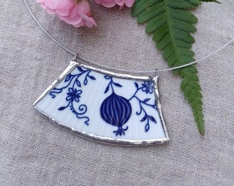 Porcelain pendant onion pattern/ blue pattern/Handmade Artisan Jewelry/ Broken China Necklace/Vintage pendant/porcelain jewelry/