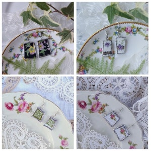 Peut inclure: Quatre paires de boucles d'oreilles en porcelaine vintage, chaque paire présentant un motif floral différent. Les boucles d'oreilles sont présentées sur un fond blanc avec des napperons en dentelle.