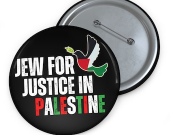 Könnte beinhalten: Ein schwarzer Knopf mit weißem Text, der "JEW FOR JUSTICE IN PALESTINE" lautet. Eine weiße Taube mit einem Olivenzweig im Schnabel fliegt über dem Text. Die Flügel der Taube sind in den Farben der palästinensischen Flagge gefärbt: Rot, Weiß, Grün und Schwarz.