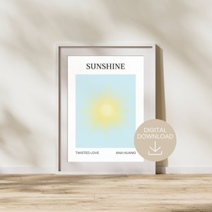 Può includere: Una stampa digitale scaricabile di un'illustrazione minimalista del sole in giallo e blu. Il testo "SUNSHINE" è in cima alla stampa. Il testo "TWISTED LOVE" e "ANA HUANG" è in fondo alla stampa.