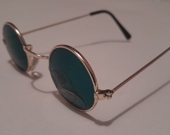 Auténticas gafas de sol infantiles vintage de John Lennon de los años 80. Ancho de patilla de 100 mm, diámetro de 35 mm, lentes verdes, montura dorada para rostros pequeños.