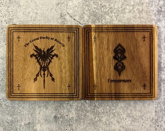 Posavasos de madera con temática de Final Fantasy XVI
