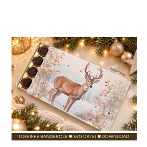 Puede incluir: Una funda rectangular para caja de chocolates con la ilustración de un ciervo en un bosque nevado y números de cuenta regresiva. El texto dice Beispeil Design, TOFFIFEE BANDEROLE, SVG DATEI y DOWNLOAD.