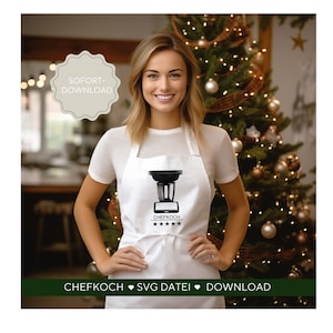 Puede incluir: Una mujer con un delantal blanco con un diseño de gorro de chef negro y la palabra "CHEFKOCH". El delantal tiene una calificación de cinco estrellas debajo del diseño. La imagen también incluye el texto "SOFORT-DOWNLOAD" y "CHEFKOCH SVG DATEI DOWNLOAD".