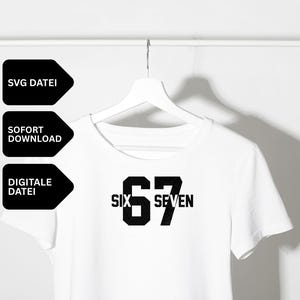 Könnte beinhalten: Weißes T-Shirt mit dem Text "SIX 67 SEVEN" in schwarzen Blockbuchstaben. Die Zahl 6 ist mit einem Streifenmuster versehen. Das Shirt hängt an einem weißen Kleiderbügel vor weißem Hintergrund. Die Wörter "SVG DATEI", "SOFORT DOWNLOAD" und "DIGITALE DATEI" sind ebenfalls sichtbar.