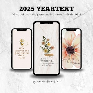 Può includere: Tre mockup di schermate di telefono con sfondi floreali e il testo "Date a Geova la gloria dovuta al suo nome." - Salmo 96:8. Il testo è in caratteri dorati e lo sfondo è rosa chiaro con fiori secchi.