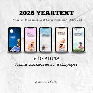 Può includere: Cinque design di schermate di blocco e sfondi per telefoni. Ogni telefono mostra un'illustrazione diversa di una donna con un cappello, con testo ispiratore. Il testo recita "Beati i poveri in spirito." - Matteo 5:3. L'immagine include anche il testo "2026 YEARTEXT".