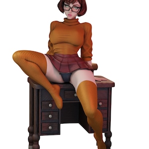 Puede incluir: Una figura renderizada en 3D de una mujer con cabello castaño corto, gafas, un suéter de cuello alto color mostaza, una falda granate y calcetines hasta el muslo color mostaza. Está sentada en un escritorio de madera oscura con cajones.