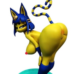 Può includere: Statuetta gialla e blu di un personaggio simile a un gatto con un design stilizzato. La figura ha capelli, orecchie e dettagli blu, con un corpo giallo. La coda è a strisce blu e gialle. La statuetta è in posa suggestiva.