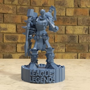 Può includere: Figurina grigia stampata in 3D di un personaggio guerriero di League of Legends. La figura è su una base con il logo del gioco. Il guerriero è corazzato e tiene uno scudo e un martello.