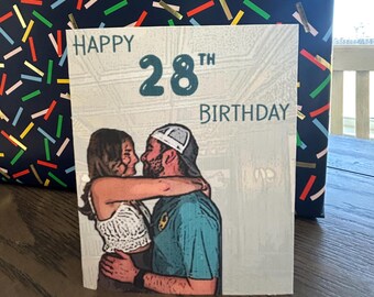 Puede incluir: Una tarjeta de cumpleaños con una pareja abrazándose. La tarjeta es blanca con texto verde que dice "Feliz cumpleaños número 28".
