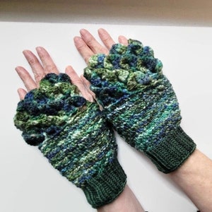 Green dragon scale gloves, shades of blue, fingerless design