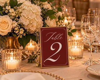 Numéro de table romantique personnalisable : Panneau de mariage calligraphié bordeaux