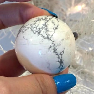 Howlite Crystal Sphere 4cm| White Marble Veining, Calming Meditation Stone, Spiritual Decor