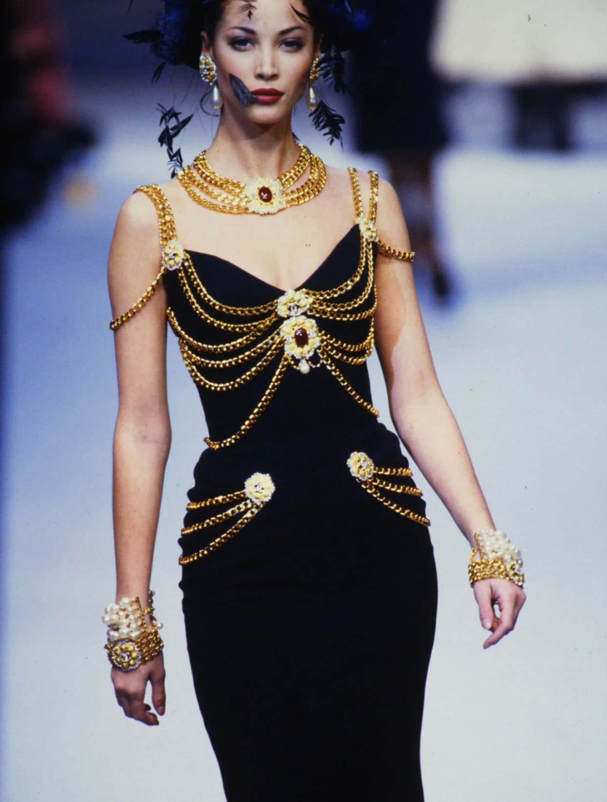 Top 74+ imagen chanel black dress with chains - Tienganhlungdanh.edu.vn