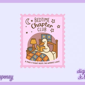 Op de afbeelding: Roze postzegel-achtige illustratie met een eend die in bed leest onder een sterrenhemel. Tekst luidt "Bedtime Chapter Club" en "A page a night keeps the worries light". Een digitale bestandsdownload is beschikbaar.