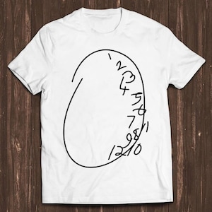 Puede incluir: Camiseta blanca con un contorno negro de una esfera de reloj con los números del 1 al 12.