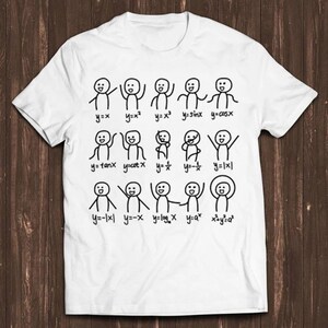 Può includere: Una t-shirt bianca a maniche corte con una stampa grafica nera di quindici omini stilizzati. Ogni figura imita la forma di una funzione matematica, tra cui y=x, y=x², y=x³, y=sinx, y=cosx, y=tanx, y=cotx, y=1/x, y=-1/x, y=|x|, y=-|x|, y=-x, y=logx, y=ax e x²+y²=a².