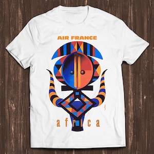 Peut inclure: T-shirt blanc avec un motif géométrique coloré et le texte "AIR FRANCE" et "africa".