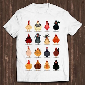 Könnte beinhalten: Ein weißes T-Shirt mit einem bunten Design aus 18 verschiedenen Hühnern. Die Hühner sind alle in verschiedenen Farben und haben unterschiedliche Muster.