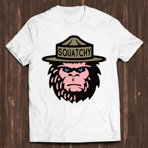 Squatchy Sasquatch Camping Bigfoot National Park Rolig Meme Gåva Tee Gamer Kult Film Musik T-shirt C703