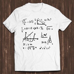 Può includere: Una t-shirt bianca a maniche corte con una stampa grafica nera di varie equazioni matematiche, forme geometriche e formule di calcolo, tra cui radici quadrate, pi greco e diagrammi di triangoli sulla parte anteriore.