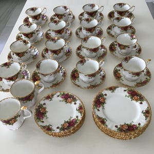 ROYAL ALBERT OLD Country Roses cups, saucers, plates, mugs.  Bone China, Made in England